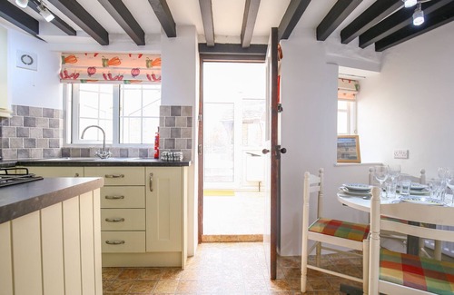Bourton Cottage | JAPONICA COTTAGE, pet friendly, with a garden in Bourton-On-The-Water