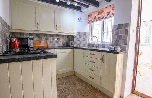 Bourton Cottage | JAPONICA COTTAGE, pet friendly, with a garden in Bourton-On-The-Water