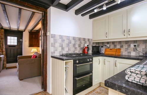 Bourton Cottage | JAPONICA COTTAGE, pet friendly, with a garden in Bourton-On-The-Water