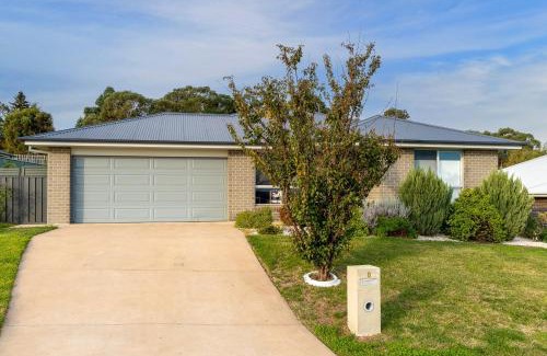 Bletchington House | Japonica Dream - Modern Family Home Free Wifi