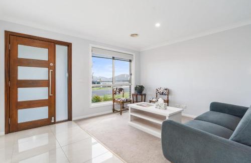 Bletchington House | Japonica Dream - Modern Family Home Free Wifi