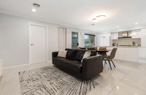 Bletchington House | Japonica Dream - Modern Family Home Free Wifi