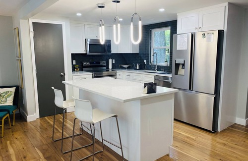 Prosperity Church Road House | Jardin Encantando ~15 min to uptown, double master bedrooms