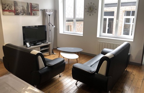 Givet Apartment | Jardin sur Cour