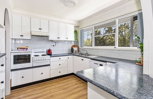 Dora Creek House | Jasmine Cottage - Large 5 bedroom waterfront home