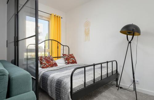 Lesznowola Apartment | Jasny Apartament z Ogrodem i Parkingiem na Przedmieściach Warszawy by Noclegi Renters