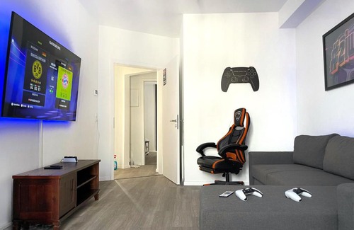 Dortmund Apartment | JayBnB - Gaming Apartment PS5 65 Zoll 4K TV Wohnung mit Balkon
