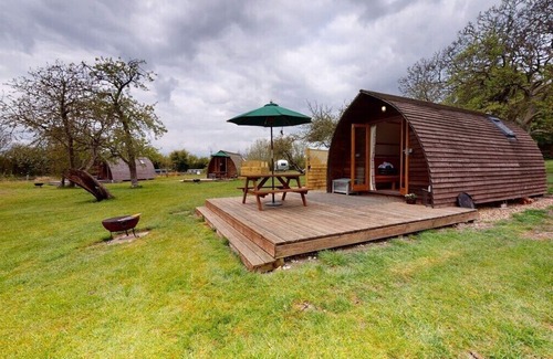 Leighton Buzzard House | Jazz - Delightful en-suite wigwam with hot tub