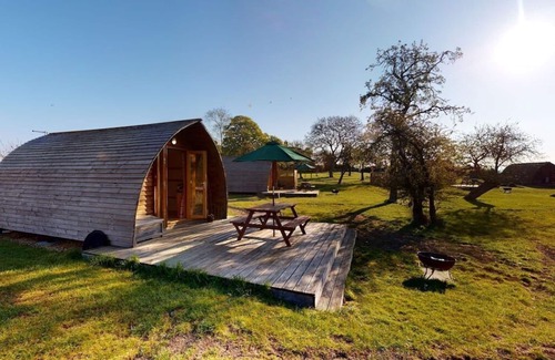 Leighton Buzzard House | Jazz - Delightful en-suite wigwam with hot tub