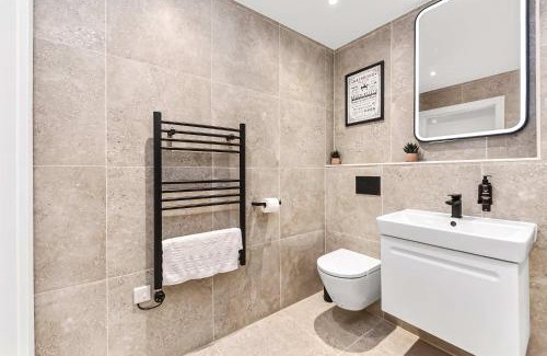 Addiscombe Apartment | JD Apartments - Urban Retreat with Patio