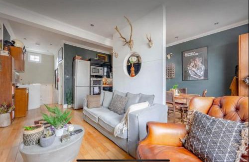 Hackney Downs Apartment | Jenner 2 Bedroom and 1-Bathroom Apartment