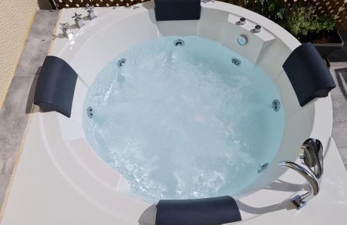 Makrigianni Apartment | Jenny's Dream Home -Acropolis Lux 2 Bedroom Apt, with Hot Tub, free Netflix, fast Wifi