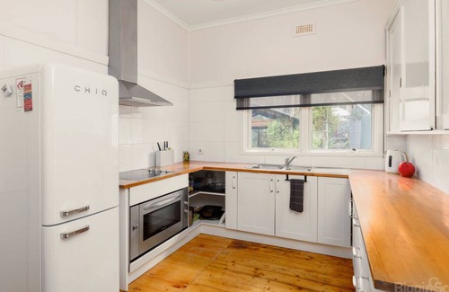 Wheatsheaf House | Jerendine Bush Retreat with wood fire & pet friendly