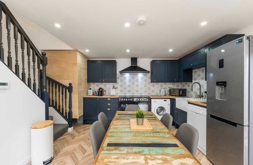 Hanham House | Jersey King - Stylish Bristol House!