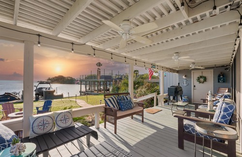 April Sound Cottage | Jet Ski&GolfCart Rental,Firepit,Dock,LilyPad, Kayaks,SUP,Arcade,Projector Rental