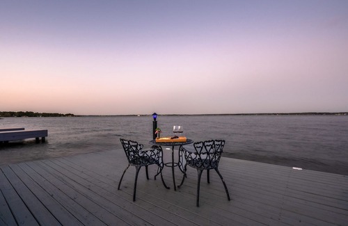 April Sound Cottage | Jet Ski&GolfCart Rental,Firepit,Dock,LilyPad, Kayaks,SUP,Arcade,Projector Rental