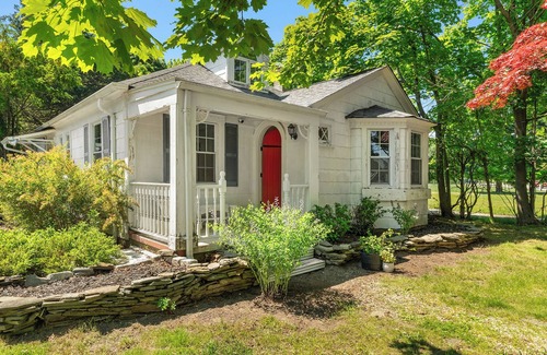 Hampton Bays House | Jewel Box Hampton Bays Cottage