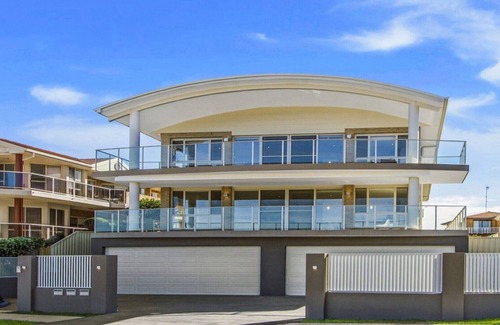 Ettalong Beach Apartment | JEWEL - WATERFRONT LUXURY - UNLIMITED WIFI