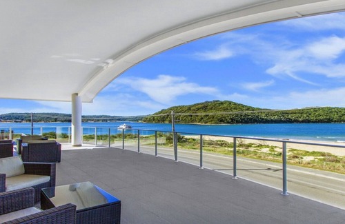 Ettalong Beach Apartment | JEWEL - WATERFRONT LUXURY - UNLIMITED WIFI