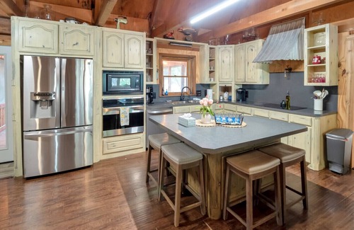 Crowder Cabin | Jewell of Eufaula! Lake view, hot tub, & fire pit!