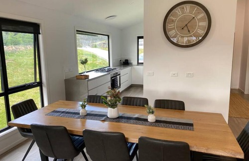 East Jindabyne House | Jindabyne house 1, Modern 1 bedroom home, alpine views & fireplace