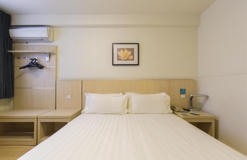 Nanchang Hotel | Jinjiang Inn - Metro Supermarket