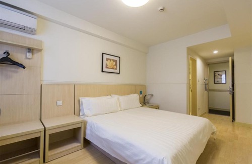 Nanchang Hotel | Jinjiang Inn - Metro Supermarket