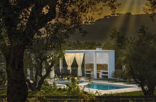 Neromilos Villa | Johnny's White Luxury Villa