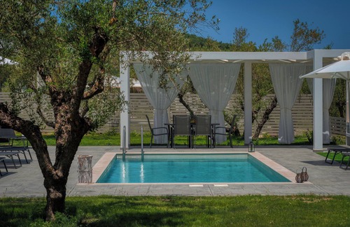 Neromilos Villa | Johnny's White Luxury Villa