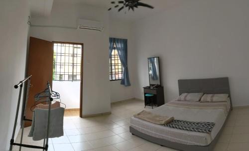 Johor Bahru House | Johor Bahru 6 Bedrooms Corner House: Big & Comfort