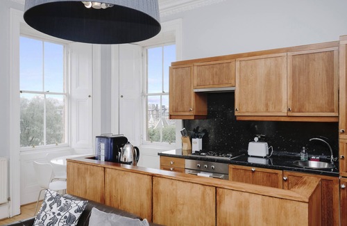 Old Town Apartment | JOIVY Bright 2Br Apt W/Stunning View, Next To Edinburgh Castle