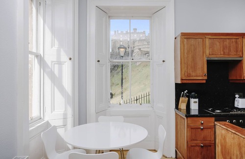 Old Town Apartment | JOIVY Bright 2Br Apt W/Stunning View, Next To Edinburgh Castle