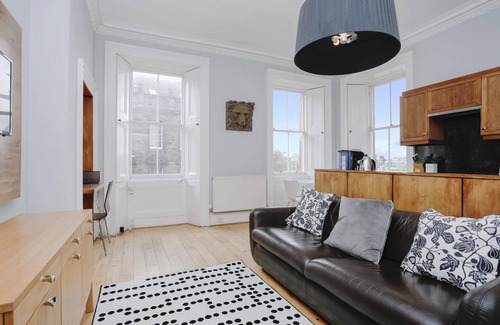 Old Town Apartment | JOIVY Bright 2Br Apt W/Stunning View, Next To Edinburgh Castle