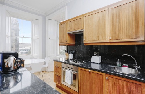 Old Town Apartment | JOIVY Bright 2Br Apt W/Stunning View, Next To Edinburgh Castle
