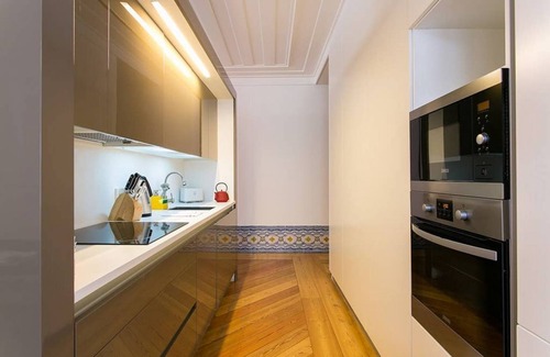 Martires Apartment | JOIVY Elegant 2BR Apt w/workspace nearby Baixa-Chiado subway