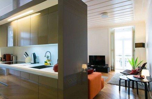 Martires Apartment | JOIVY Elegant 2BR Apt w/workspace nearby Baixa-Chiado subway