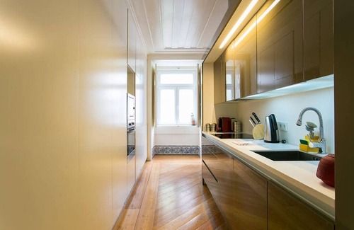 Martires Apartment | JOIVY Elegant 2BR Apt w/workspace nearby Baixa-Chiado subway