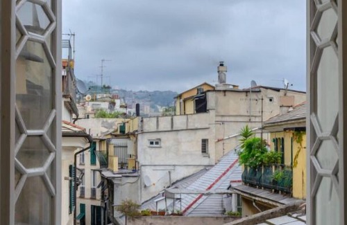Genoa Historical Centre Apartment | JOIVY Elegant Flat for 7, in the heart of Genoa