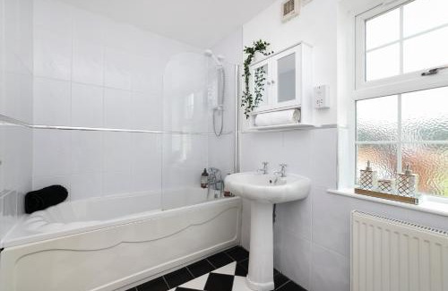 Kelty Apartment | JOIVY Greenknowes Lodge with Hot Tub and Wood Burning Stove