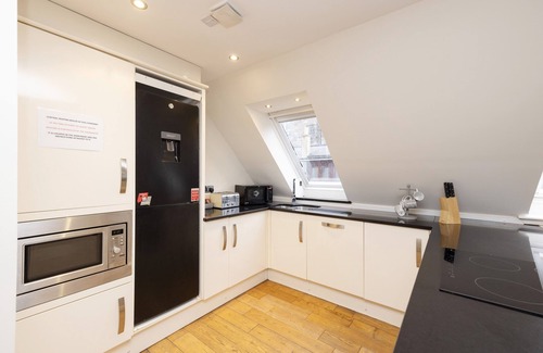 West End Apartment | JOIVY Inviting Flat Near Edinburgh Castle W/Parking