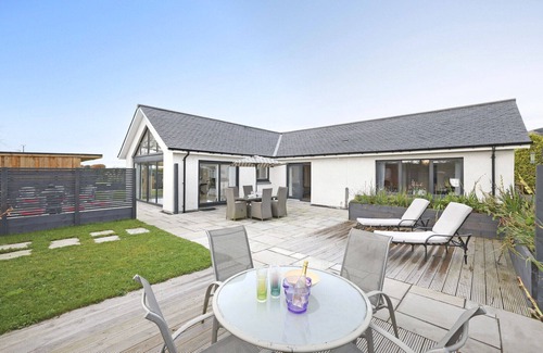 Kinross House | JOIVY Luxurious & Spacious 3BR House with a Hot Tub