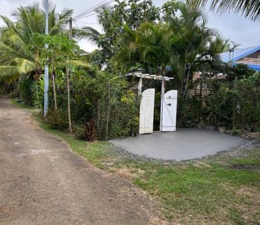 Les Abymes Apartment | Joli bungalow fleuri