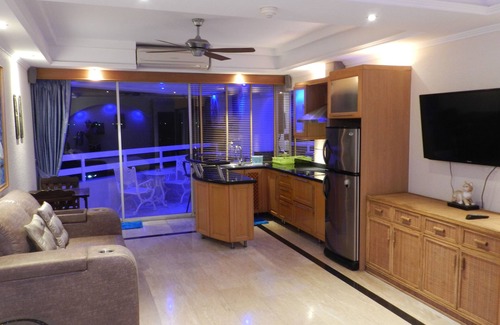 Jomtien Apartment | Jomtien PLAZA Condotel. Front the sea, sleeps 4