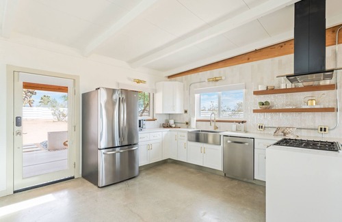 Yucca Valley House | Joshua Tree Oasis: Lux Home, Modern Pool & Spa