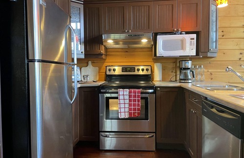 Bowman Ski Chalet | Joy's Chalet - Hottub, Lake, and Cliff