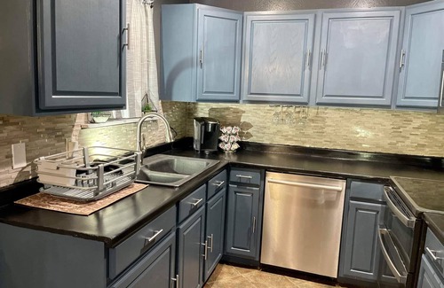 Shreveport House | Joyful 3 bedroom with fireplace. Centralized location