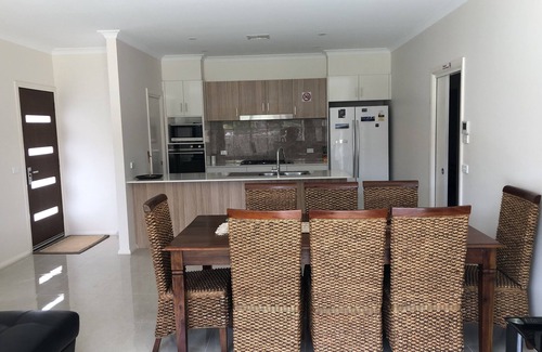 Kambah House | JoyWaves New 4Bedroom retreat - ultimate getawayn