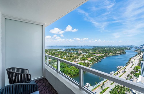 Mid Beach Apartment | Jr Suite Presidential Design Ocean Fontainebleau