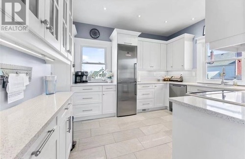 Thorold House | Juju’s house - Modern Vintage Rental unit at downtown Thorold