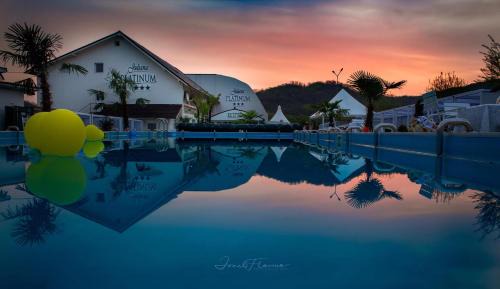 Brad Resort | Juliana Platinum Brad